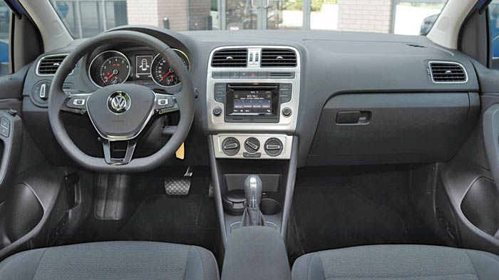 Στο ποιοτικό εσωτερικό του SEAT Leon 1,4 TGI, μόνο οι ενδείξεις για το φυσικό αέριο στον πίνακα οργάνων και την κεντρική οθόνη, διαφοροποιούν την έκδοση.