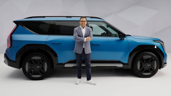 Ο Αλέξανδρος Παπαπετρόπουλος, Director of Product & Pricing της Kia Ευρώπης, είναι ο άνθρωπος που καθορίζει εν πολλοίς τα μέλλον της γκάμας της μάρκας. Ο Αλέξανδρος Παπαπετρόπουλος, Director of Product & Pricing της Kia Ευρώπης, είναι ο άνθρωπος που καθορίζει εν πολλοίς τα μέλλον της γκάμας της μάρκας.