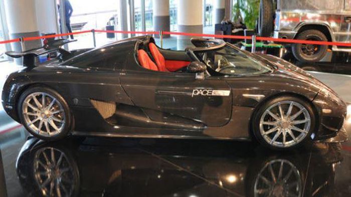 Στο συγκεκριμένο supercar -κατά παραγγελία του πρώτου ιδιοκτήτη- έχει τοποθετηθεί κόκκινο δέρμα και φινιρίσματα από ανοδιωμένο αλουμίνιο.