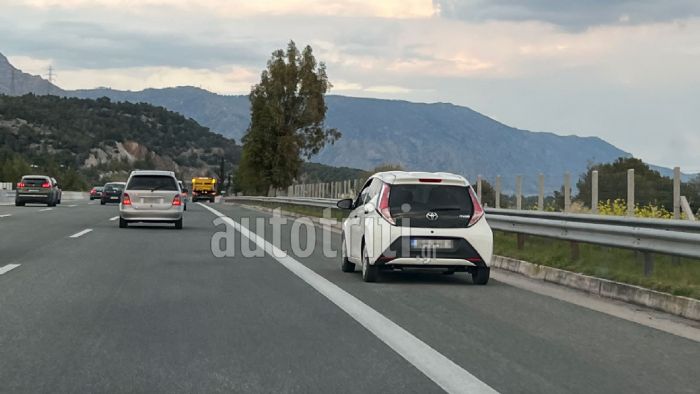 Ο οδηγός του Toyota Aygo έχει «καβαλήσει» τη Λ.Ε.Α. παρόλο που υπάρχει φυσιολογική ροή. Ο οδηγός του Toyota Aygo έχει «καβαλήσει» τη Λ.Ε.Α. παρόλο που υπάρχει φυσιολογική ροή.