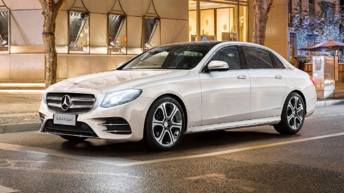 H κινέζικη εκδοχή της νέας μακριάς Mercedes-Benz E-Class έχει διευρυμένο μεταξόνιο κατά 14 εκ., με τα 13,5 εκ. από αυτά, να είναι διαθέσιμα για τα γόνατα των πίσω επιβατών. 