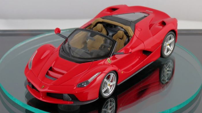 H πρώτη, κυριολεκτικά μικρή γεύση, της LaFerrari Spider έρχεται από την εταιρεία Kane & Company,με το μοντέλο σε κλίμακα 1:43. H πρώτη, κυριολεκτικά μικρή γεύση, της LaFerrari Spider έρχεται από την εταιρεία Kane & Company,με το μοντέλο σε κλίμακα 1:43.