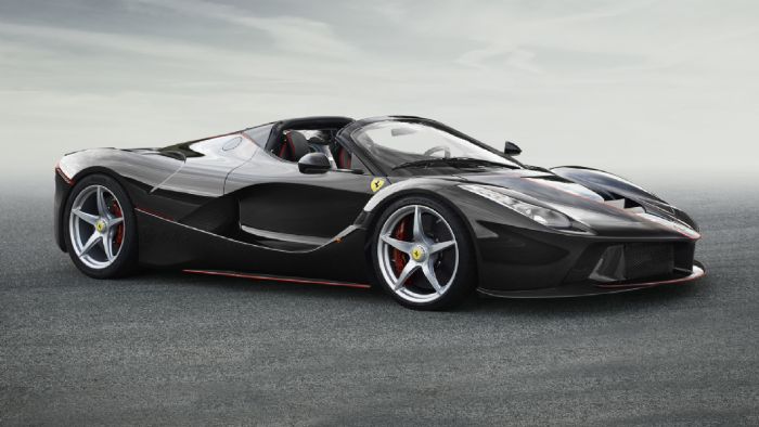 Μοιράζει χυλόπιτες η Ferrari με τη LaFerrari Aperta. Δείτε τι έκανε σε διάσημο συλλέκτη…