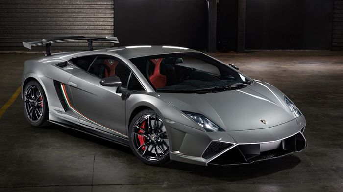 Η Lamborghini Gallardo LP570-4 Squadra Corse είναι η τελευταία έκδοση που βγήκε στην παραγωγή της Gallardo, πριν αποσυρθεί το μοντέλο.