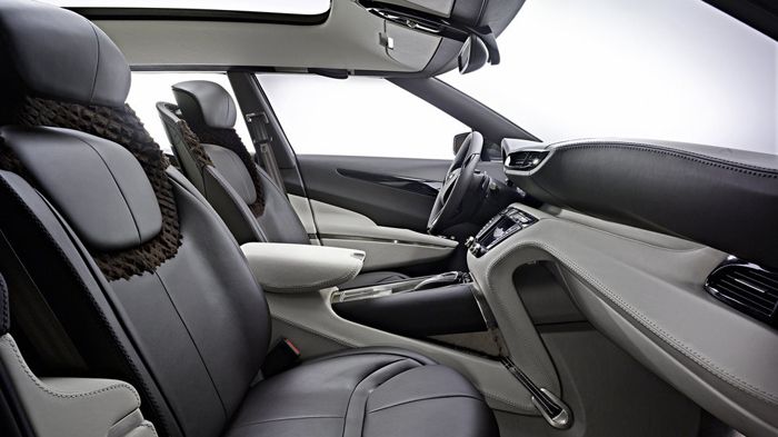 Tο νέο Aston Martin SUV θα φέρει V8 κινητήρες, ενώ πιθανόν να εφοδιάζεται και με ηλεκτρικά μοτέρ, που θα «δανειστεί» από την Tesla και την ηλεκτροκίνητη τεχνολογία της (εικόνα το concept Lagonda).