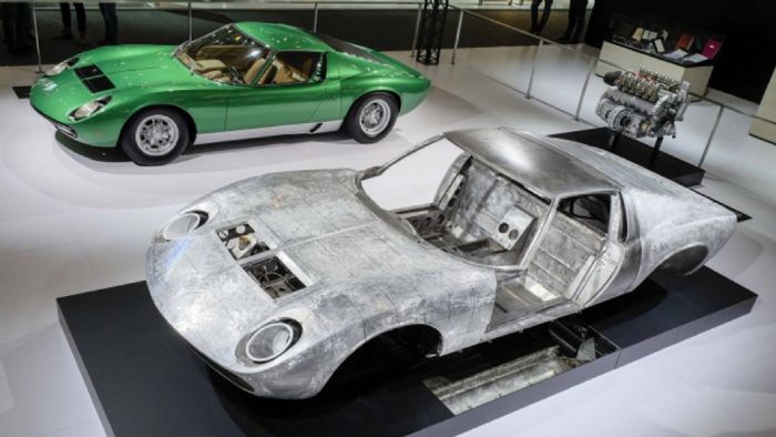 Η ίδια ακριβώς πρωτότυπη Miura SV που είχε κατασκευαστεί για τις ανάγκες του Σαλονιού Αυτοκινήτου της Γενεύης το 1971, είναι αυτή που εμφανίζεται στην παραπάνω έκθεση.