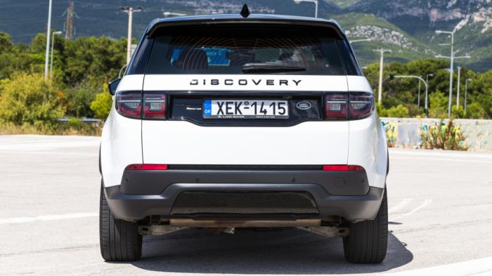 Η τελευταία εκδοχή του «μικρού» Land Rover των… 4,6 μέτρων, εκτός από τις εκδόσεις βενζίνης και diesel, διαθέτει για πρώτη φορά στην ιστορία και έκδοση που μπαίνει στην πρίζα, χωρίς όμως το Discovery Sport να κινείται αποκλειστικά με ρεύμα. Μόνο από το P300e και το δεύτερο πορτάκι για τη θύρα φόρτισης καταλαβαίνεις τη διαφορά σε σχέση με τα συμβατικά. 