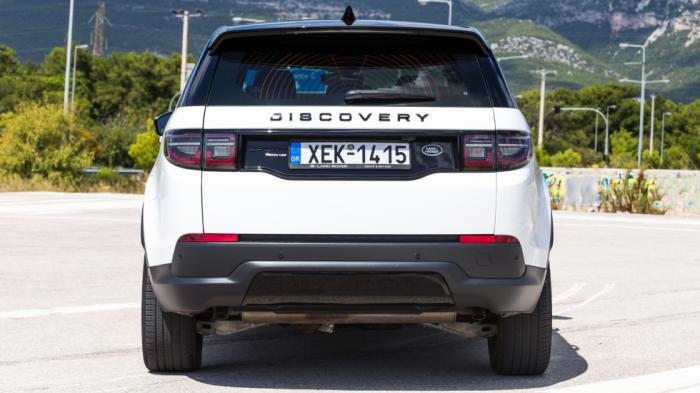 Η τελευταία εκδοχή του «μικρού» Land Rover των… 4,6 μέτρων, εκτός από τις εκδόσεις βενζίνης και diesel, διαθέτει για πρώτη φορά στην ιστορία και έκδοση που μπαίνει στην πρίζα, χωρίς όμως το Discovery Sport να κινείται αποκλειστικά με ρεύμα. Μόνο από το P300e και το δεύτερο πορτάκι για τη θύρα φόρτισης καταλαβαίνεις τη διαφορά σε σχέση με τα συμβατικά. Η τελευταία εκδοχή του «μικρού» Land Rover των… 4,6 μέτρων, εκτός από τις εκδόσεις βενζίνης και diesel, διαθέτει για πρώτη φορά στην ιστορία και έκδοση που μπαίνει στην πρίζα, χωρίς όμως το Discovery Sport να κινείται αποκλειστικά με ρεύμα. Μόνο από το P300e και το δεύτερο πορτάκι για τη θύρα φόρτισης καταλαβαίνεις τη διαφορά σε σχέση με τα συμβατικά.