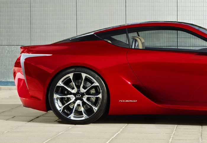Ο δυναμισμός του Lexus LF-LC είναι έκδηλος και στο πλαϊνό του μέρος. 