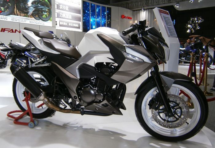 Γράφει Lifan αλλά θυμίζει έντονα Kawasaki, ειδικά στη σχεδίαση του ρεζερβουάρ και των πλαϊνών πλαστικών.