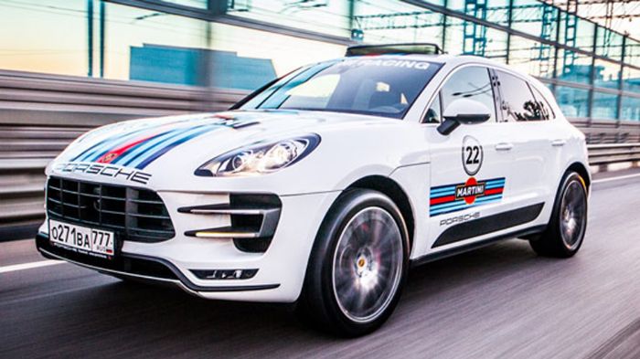 Όμορφη, όπως όλες οι Porsche, είναι και η Macan με το «κοστούμι» της Martini Racing.