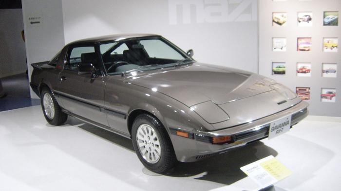 To RX-7 πρώτης γενιάς. To RX-7 πρώτης γενιάς.