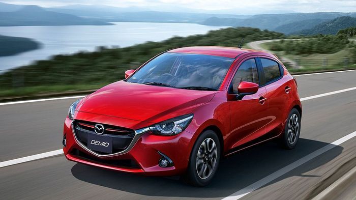 Προεξάρχοντα στοιχεία της μορφής του νέου Mazda2 είναι η ευμεγέθης μάσκα του, τα «αιχμηρά» φωτιστικά του σώματα, οι τονισμένοι θόλοι των τροχών και τα οριζόντια πίσω φανάρια.