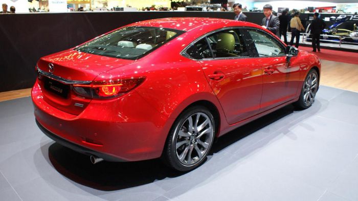 Το Mazda6 πατά σε 19άρες ζάντες αλουμινίου και διατίθεται πλέον σε μια μεγάλη παλέτα εξωτερικών αποχρώσεων.