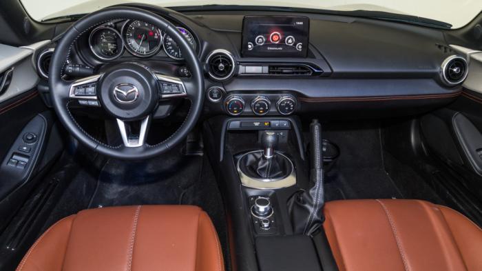Απόλυτα οδηγοκεντρική η, αρίστης ποιότητας και κορυφαίας συναρμογής, καμπίνα του Mazda MX-5.