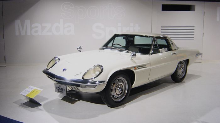 Το Cosmo Sport του 1967 είναι το 1ο Mazda με κινητήρα Wankel. Φτιάχτηκε σε 1.519 αντίτυπα, με την 1ου του εκδοχή να φέρει ένα 1.000άρι μοτέρ 110 ίππων και τη 2η να είναι ελαφρώς ισχυρότερη (129 PS).