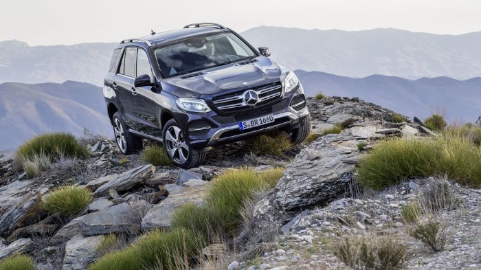 Η Mercedes-Benz GLE σε μία μάλλον ασυνήθιστη εικόνα που φανερώνει τις εκτός δρόμου ικανότητές της.