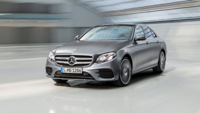 Η Mercedes αναφέρει πως η άνοδος πιστώνεται στη νέα E-Class (φωτό), αλλά και στα SUV της. Στην Ευρώπη, η φίρμα πούλησε 98.877 οχήματα, 72.670 σε Ασία - Ειρηνικό και άλλα 34.488 στη Βόρεια Αμερική.