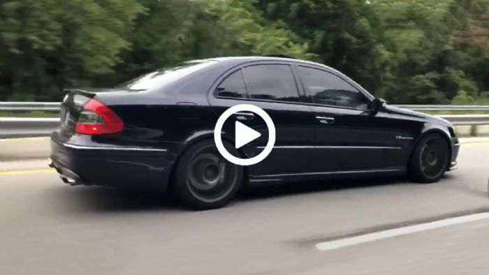 Video: Mercedes E55 AMG «παίζει» στο δρόμο