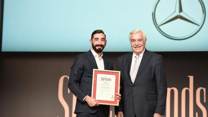 Ο Παναγιώτης Ριτσώνης, Marketing Senior Manager Mercedes-Benz Cars παραλαμβάνει το βραβείο «Business Superbrand 2021 - 2022» από το Μέλος της Κριτικής Επιτροπής και Σύμβουλο Διοίκησης της ΕΑΣΕ κο Γιάννη Αναστασόπουλο.