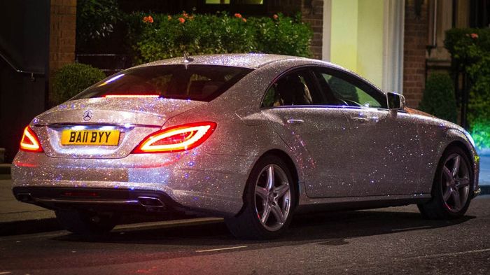 Πάντως το βράδυ, αποκλείεται να μην βρίσκει... που έχει παρκάρει τη Mercedes CLS 350 του, ο εκκεντρικός ιδιοκτήτης.
