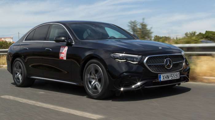 Η σχεδίαση της Mercedes E-Class πέρα από κομψή και φινετσάτη είναι και άκρως αεροδυναμική. Με το συντελεστή στο 0,23 «σκίζει» τον αέρα κάτι που ωφελεί τόσο την κατανάλωση, όσο και τον αεροδυναμικό θόρ