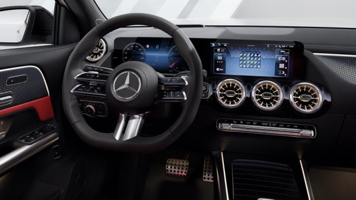 Στο εσωτερικό, η προσοχή πέφτει στο νέο τριάκτινο τιμόνι της Mercedes, αλλά και στο τελευταίας γενιάς infotainment MBUX με τις δύο οθόνες.