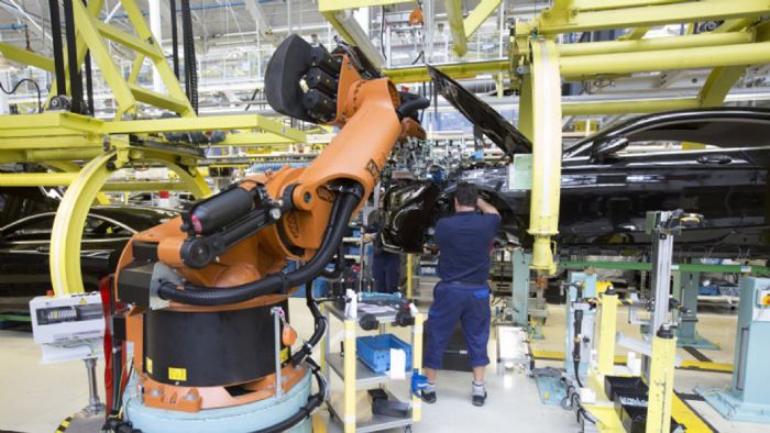 Η Mercedes-Benz αντικαθιστά τα ρομπότ της γραμμής παραγωγής της S-Class με ανθρώπους!