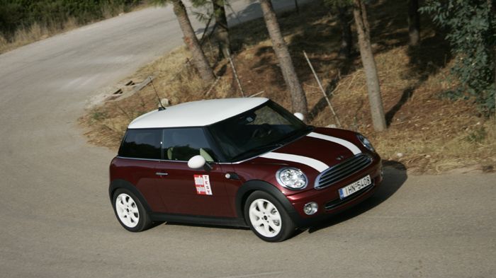 Το Mini Cooper ξεχωρίζει με την ρετρό και ταυτόχρονα μοντέρνα σχεδίασή του.	