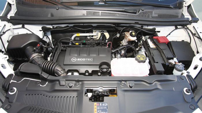 Ροπάτος και γραμμικός, ο 1.400άρης turbo κινητήρας του Mokka κινεί με άνεση το δικίνητο μικρό SUV.