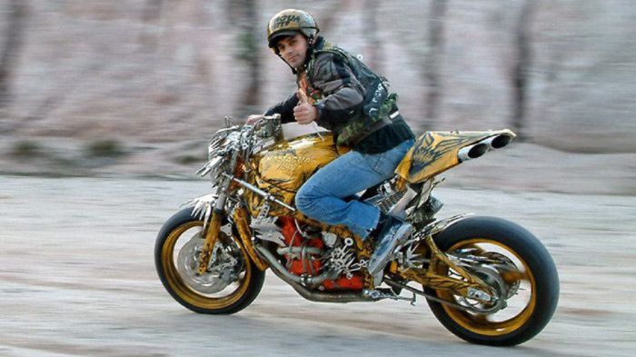 Και όμως, ο πρώτος (η πιο παλιά μοτοσικλέτα της Mortagua) πολεμιστής κινείται. Ναι, ναι, όργανο, μια στιγμή να βρω τα χαρτιά, ναι φυσικά είναι νόμιμο.