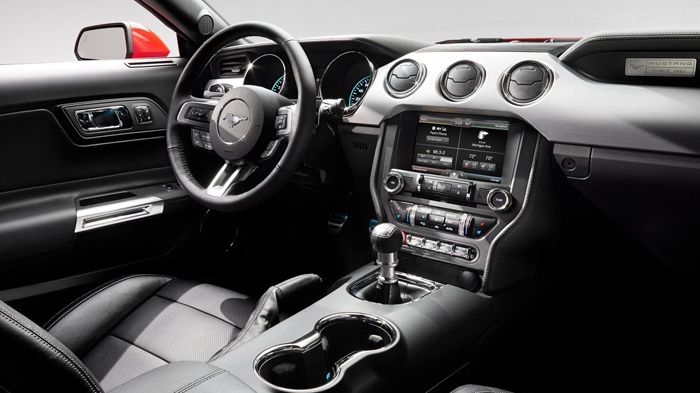 Στο εσωτερικό της νέας Mustang επικρατεί η τελευταία λέξη της τεχνολογίας στα συστήματα υποβοήθησης οδήγησης (εδώ εικονίζεται η νέα GT έκδοση).