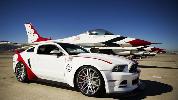 Η μοναδική Ford Mustang Air Force U.S. Thunderbirds βασισμένη στην GT έκδοση και τροποποιημένη ειδικά για την Πολεμική Αεροπορία των Η.Π.Α δημοπρατήθηκε 300.000 ευρώ.