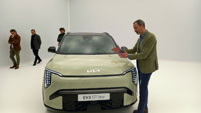 Ο υπεύθυνος σχεδίασης της Kia, Karim Habib, μας αναλύει τα μυστικά πίσω από την σχεδίαση του νέου Kia EV3. Ο υπεύθυνος σχεδίασης της Kia, Karim Habib, μας αναλύει τα μυστικά πίσω από την σχεδίαση του νέου Kia EV3.