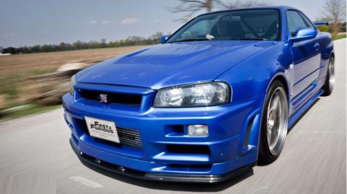 Tο Nissan Skyline GT-R R34 είναι ένα ειδικά διαμορφωμένο σπορ μοντέλο, που φέρει έναν 2,6 λτ. twin turbo 558 ίππων με 6άρι μηχανικό κιβώτιο και 4κίνηση.