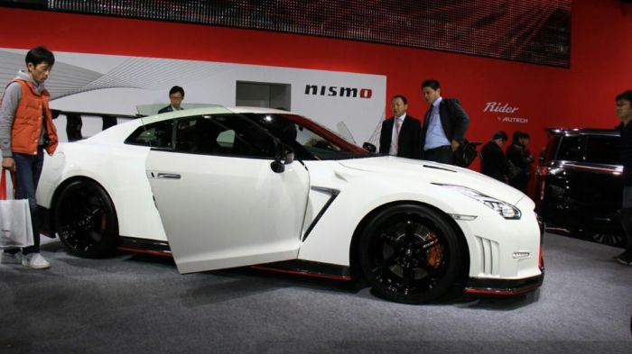 Tο GT-R Nismo με το N-Attack σπορτίφ πακέτο  «φορά» ανθρακονημάτινα στοιχεία για λόγους ελάττωσης βάρους.