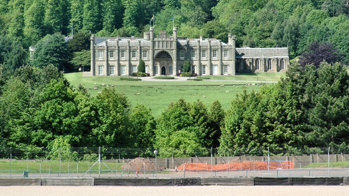 Αυτά είναι τα νέα κεντρικά της Norton. Μπροστά διακρίνεται μέρος από μια αμμοπαγίδα της πίστας του Donington.