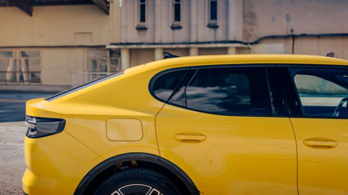 Οι σχεδιαστές της Ford κατάφεραν ελκυστική, αλλά και αεροδυναμική σχεδιαστική γραμμή για το ηλεκτρικό Ford Capri συνδυάζοντας κάποια χαρακτηριστικά ρετρό στοιχεία από το original με το «αδερφό» Explorer. Οι σχεδιαστές της Ford κατάφεραν ελκυστική, αλλά και αεροδυναμική σχεδιαστική γραμμή για το ηλεκτρικό Ford Capri συνδυάζοντας κάποια χαρακτηριστικά ρετρό στοιχεία από το original με το «αδερφό» Explorer.