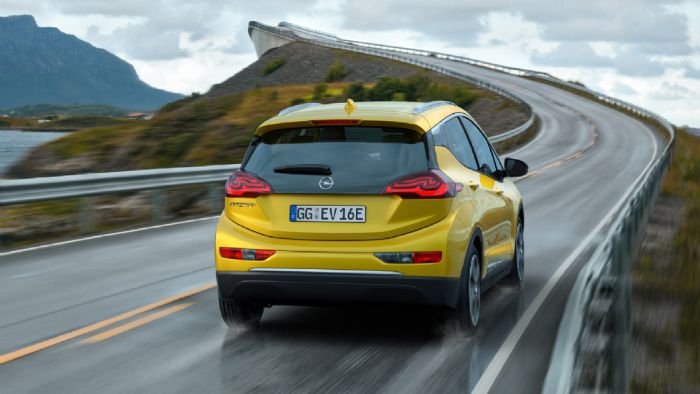 Με τουλάχιστον 25% περισσότερη αυτονομία από τον πλησιέστερο ανταγωνιστή του, το Opel Ampera-e υπόσχεται να φέρει επανάσταση στο χώρο της ηλεκτρικής μετακίνησης.