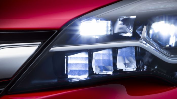 Σε κάθε φωτιστικό σώμα του Astra έχουν ενσωματωθεί 8 LED, τα οποία προσαρμόζονται συνεχώς ανάλογα με τις συνθήκες κυκλοφορίας, μέσω της κάμερας Opel Eye. 