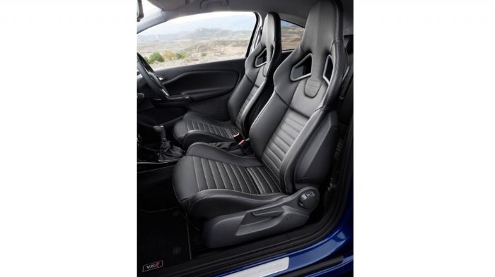 Στο εσωτερικό του Corsa OPC, ξεχωρίζουν τα σπορτίφ Recaro καθίσματα και βέβαια τα απαραίτητα λογότυπα της έκδοσης στα πλαϊνά μαρσπιέ των θυρών.