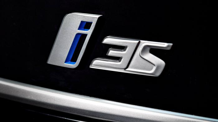 Η πρωτοεμφανιζόμενη κορυφαία έκδοση BMW i3S έχει 14 ίππους περισσότερη ισχύ που επιτρέπει στο μοντέλο να κάνει το 0-100 χλμ./ώρα σε 6,9 δλ. 