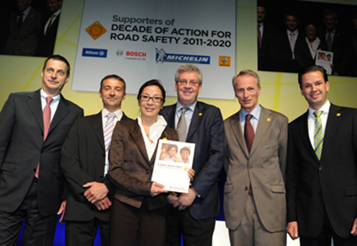 (Από αριστερά) Dr  Bernd Bohr, πρόεδρος της Bosch Automotive Group,  Richard Driscoll, Manager για την οδική ασφάλεια  Renault, Michelle Yeoh, Παγκόσμια πρέσβειρα Οδικής Ασφάλειας,  David Ward, Γενικός Διευθυντής FIA Foundation και Πρόεδρος του Ταμείου για την Οδική Ασφάλεια, Jean-Dominique Senard, Διευθύνων Εταίρος της Ομάδας Michelin, Christian Deuringer, επικεφαλής της Global Management Brand της Allianz SE