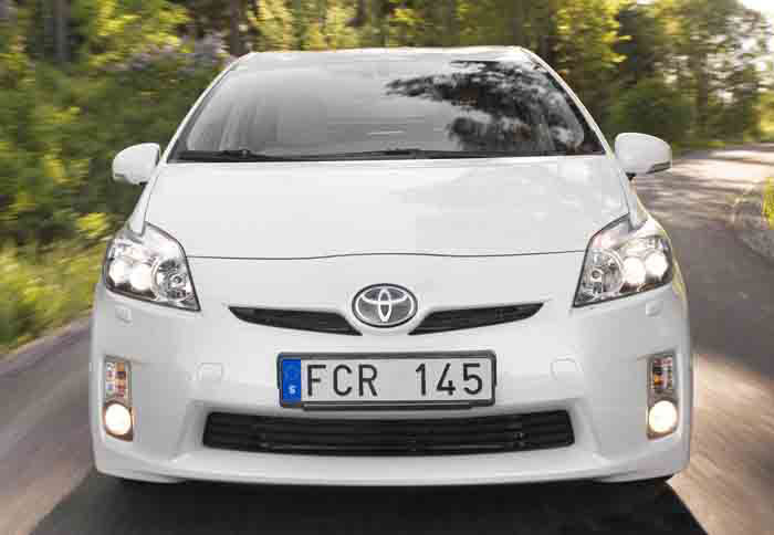 Έως το 2015 η Toyota θα παρουσιάσει συνολικά 11 υβριδικά οχήματα (φωτογραφία: Toyota Prius) 