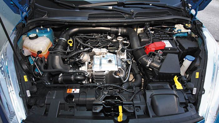 Πιο γρή-γορος και ισχυρότερος είναι ο κινητήρας του Ford Fiesta. Οι χειροκίνητες αλλαγές γίνονται μέσω ενός  διακόπτη στο πλάι του λεβιέ. 