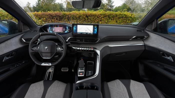 Εσωτερικό: Μίνιμαλ το HR-V, hi-tech το 3008