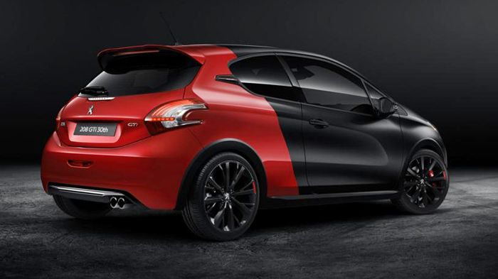 H special version του Peugeot 208 GTi φέρει διχρωμία στην εξωτερική απόχρωση του αμαξώματος (μαύρο - κόκκινο), ενώ το εν λόγω μοντέλο πατά σε 18άρες μαύρες ζάντες αλουμινίου.