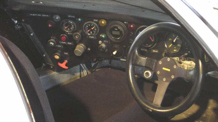Το «πολεμικό» εσωτερικό της Porsche 962, ενός μοντέλου που μπορούσε να αγγίξει τα 400 χλμ./ώρα τη δεκαετία του 80.