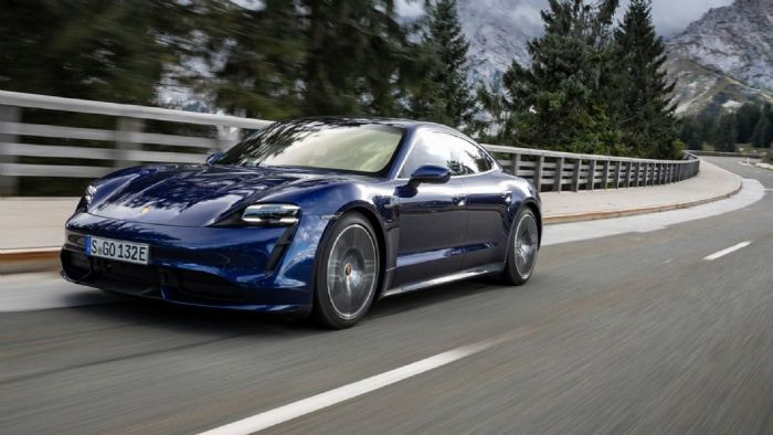 Γιατί η πρώτη αμιγώς ηλεκτρική Porsche έχει τη λέξη turbo στο όνομα της κορυφαίας της έκδοσης; Πως καταφέρνει να έχει αεροδυναμικό συντελεστή μόλις 0,22 και να επιταχύνει από τα 0 στα 100 χλμ./ώρα σε 