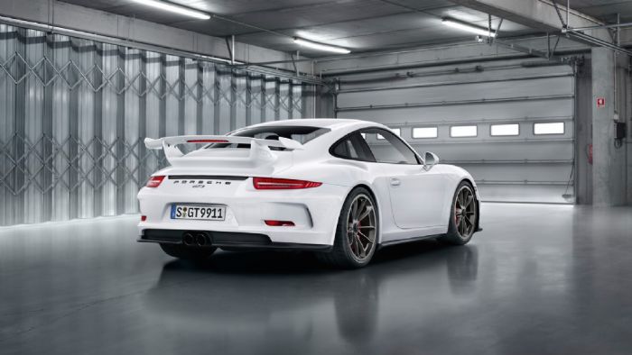 Η Porsche εξετάζει την πιθανότητα δημιουργίας ακόμα πιο «καθαρόαιμων» εκδόσεων και μοντέλων, ένα και εφόσον η 911R έχει την αναμενόμενη απήχηση για τους υπεύθυνους της εταιρίας. Η Porsche εξετάζει την πιθανότητα δημιουργίας ακόμα πιο «καθαρόαιμων» εκδόσεων και μοντέλων, ένα και εφόσον η 911R έχει την αναμενόμενη απήχηση για τους υπεύθυνους της εταιρίας.